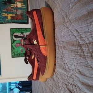 Awesome suede purple and orange authentic Pumas